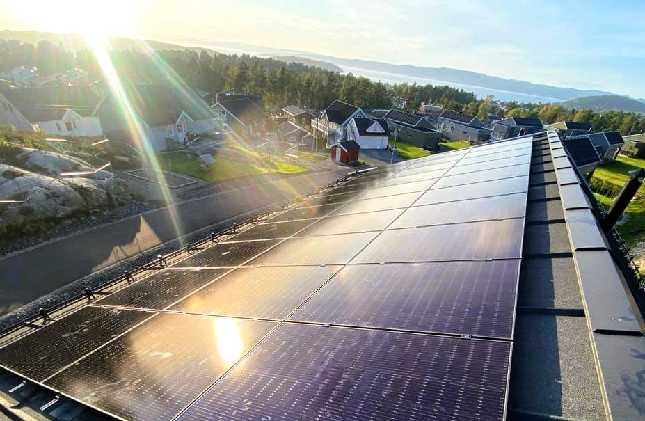 Solenergi for folk flest: Skattefrihet på overskuddsstrøm et stort steg fremover!
