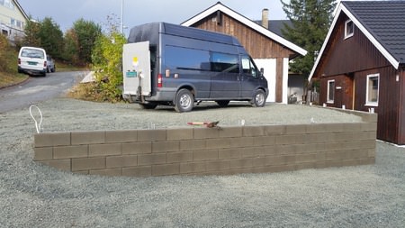 Støttemur med lyspunkt og planering av gårdsplass i Trøndelag